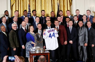 Barack Obama, presidente de los Estados Unidos, recibió como regaló jerseys de local y visitante de los Cachorros con el número 44. (AP)