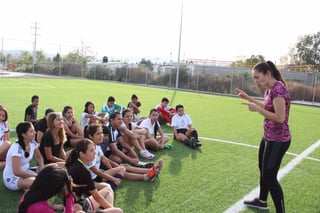 La futbolista profesional lagunera charló con niños y jóvenes en las nuevas canchas del Multideportivo. Desireé Monsiváis comparte vivencias