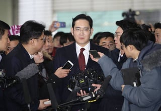 Soborno. Lee Jae-yong, recibió una orden de aprehensión por parte de la autoridades. 