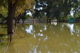 Humedad. Hundimientos se formaron porque hace meses, el río inundó el Parque Raymundo, deslavándose una parte.  