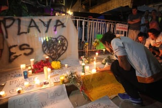 Sobre la Calle 12, en la entrada al centro nocturno, se colocaron veladoras y mensajes de paz. (ARCHIVO)