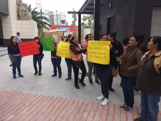 Las madres de familia se manifestaron esta mañana en las oficinas locales. (EL SIGLO DE TORREÓN)
