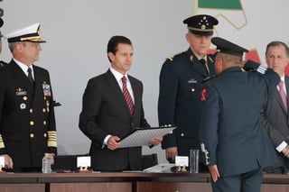 Menciones. Peña entregó menciones honoríficas a elementos del Ejército, Fuerza Aérea y Armada.