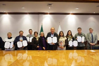 Encuentro. El gobierno de Coahuila firmó un convenio de colaboración con el equipo argentino de antropología forense. (CORTESÍA)