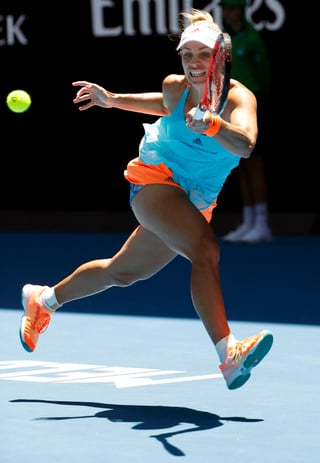 Angelique Kerber pasó algunos problemas para derrotar 6-2, 6-7, 6-2 a Carina Witthoeft en Australia. (AP) 