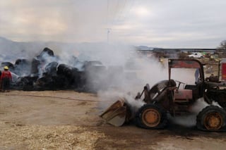 Apoyo. Unidades de Bomberos de Matamoros y Torreón, así como de una empresa lechera arribaron para controlar el incendio.