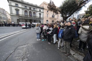 Los terremotos llegaron a notarse en Roma, la capital del país, donde las autoridades cerraron el metro por precaución. (EFE) 
