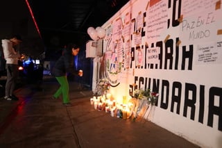 Piden por la paz.Varias personas llevaron velas, flores y mensajes en memoria de las víctimas del ataque al colegio. (EL UNIVERSAL)