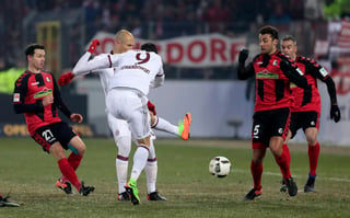Robert Lewandowski (9) marcó el gol de la victoria en tiempo de compensación. (EFE)