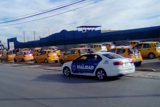 Protestan. Taxistas de los llamados 'cinqueros' y que se meten a los recorridos de camiones urbanos protestaron ayer temprano por decomiso de autos y dejaron de subir pasajeros en el Periférico. (CORTESÍA)