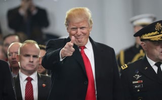 Llega y apunta. Donald Trump “saluda” de una forma peculiar durante el desfile inaugural de su mandato luego de haber jurado como el presidente número 45 de los Estados Unidos de América. (EFE)