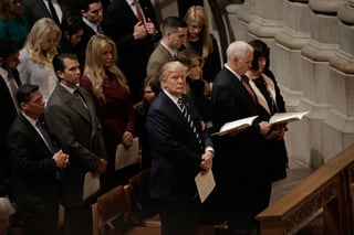 Reza.  Trump asistió a la Catedral Nacional para el tradicional Servicio de Oración Inaugural.