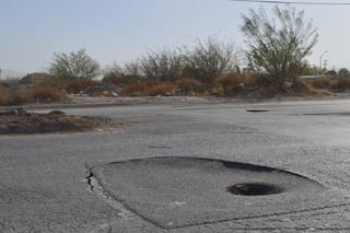 Piden cumplir ‘promesa’. Habitantes de colonias como Las Puertas y El Castaño exigen que la Juárez sea pavimentada. (ROBERTO ITURRIAGA) 