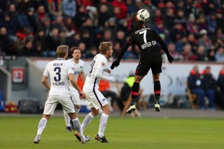 'Chicharito' fue titular y diputó todo el compromiso y pese a alargar su racha sin marcar tanto en partido oficial, se mostró participativo y asistió el primer gol del Bayer Leverkusen. (TWITTER) 

