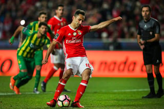 Jonas marcó de penal el cuarto gol del Benfica. (EFE)