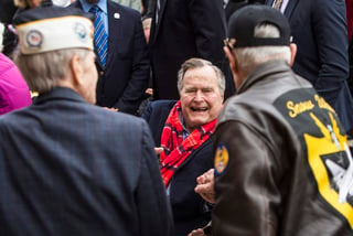 El expresidente Bush salió este lunes de la Unidad de Cuidados Intensivos pero permanecerá internado en el hospital por ahora. (ARCHIVO)