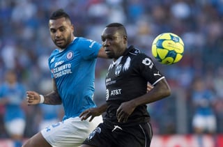 Walter Ayoví (d) salió expulsado al minuto 58 en el empate entre Cruz Azul y Monterrey. (Jam Media)