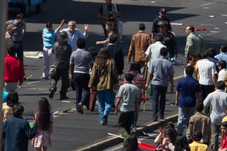 Los actores simulaban participar en una manifestación estudiantil en la Calzada México-Tacuba, cerrada al tránsito y ambientada con automóviles y autobuses de aquella época. (NOTIMEX)