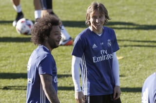 Los jugadores del Real Madrid Marcelo (i) y Luka Modric, durante un entrenamiento que la plantilla del Real Madrid sostuvo en Valdebebas. (EFE)