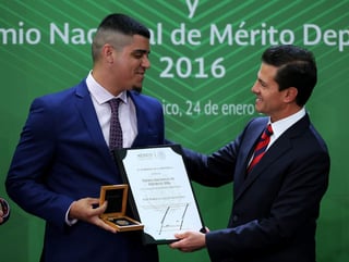 El beisbolista José Roberto Osuna (i) recibe el Premio Nacional de Deporte de manos del presidente de México, Enrique Peña Nieto. (EFE)