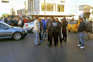 Vialidad.- Agentes de Vialidad encabezan los operativos que se han realizado contra los taxistas  'cinqueros' que realmente cobran 10 pesos por persona e invaden rutas autorizadas a camiones. (EL SIGLO DE TORREÓN)