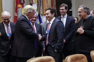 Saludo.  El presidente estadounidense, Donald Trump (2i), saluda al director ejecutivo de Ford Motor Company, Michael Fieldsse. 
