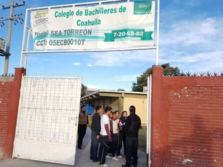 Adelaido Flores acudió a los planteles del COBAC que hay en Torreón. (TWITTER)