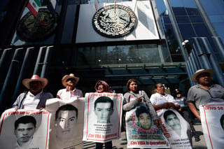 Padres de los estudiantes y organizaciones sociales se manifiestan frente a las instalaciones de la PGR ubicadas sobre Paseo de la Reforma. (EL UNIVERSAL)