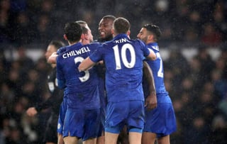 Los jugadores del Leicester celebran el gol del empate. (AP)