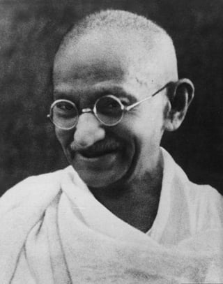 Gandhi consideró que los términos “resistencia civil” y “desobediencia civil” eran inadecuados para sus objetivos y acuñó el término “satyagraha” o “abrazo de la verdad”. (ARCHIVO)
