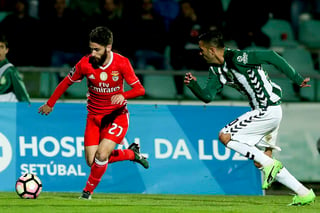 Benfica cayó ayer con Vitória Setubal y ya sólo tiene un punto de ventaja en el liderato de la Liga de Portugal. (EFE)