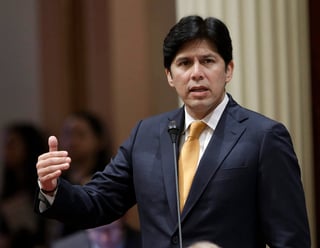 'Las políticas migratorias draconianas no funcionan', dijo Kevin de León, demócrata de Los Ángeles y presidente pro tempore del Senado. (ARCHIVO)