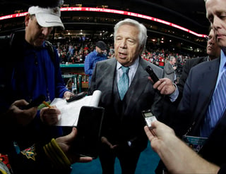 Robert Kraft, dueño de los Patriots, responde a los reporteros durante el día de medios del Super Bowl. (AP)