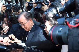 Con la ausencia de Ban, que era considerado el único contrincante conservador de peso, se impulsa el liberal Moon Jae-in. (AP)