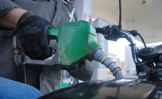 Fue posible reducir el precio en la gasolina que se conoce como verde de 15.77, precio en el que se vendía hasta ayer, a los 12.44 pesos. (ARCHIVO)