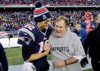 Junto a Tom Brady (i), Bill Belichick ha llegado a siete Super Bowls, donde han ganado cuatro. (Archivo)