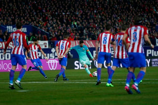 El astro argentino Lionel Messi anotó en un disparo de fuera del área el segundo gol del Barcelona en la victoria 2-1 sobre Atlético de Madrid. (AP)