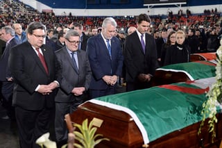 El primer ministro Justin Trudeau, acompañado del gobernador de Quebec, Philippe Couillard, y de los alcaldes de Montreal y Ciudad de Quebec, presidió el funeral público en memoria de tres de las víctimas. (AP)