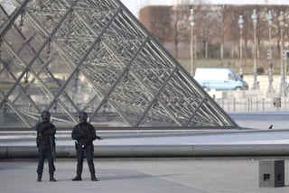Fuentes oficiales reportaron que el atacante gritó en árabe “Allah Akbar” (Dios es el más grande) al abalanzarse sobre el militar que custodiaba un centro comercial subterráneo del Museo de Louvre. (EFE)