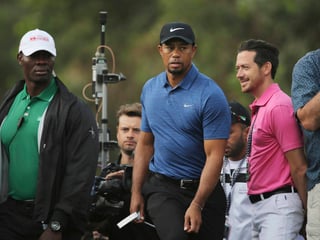 Tiger Woods tiró 77 en la primera ronda; terminó por retirarse del torneo tras sufrir espasmos en su espalda. (AP)
