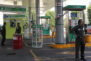 Ayer, la Secretaría de Hacienda 'congeló' los precios de la gasolina, por lo que los actuales estarán vigentes hasta el 17 de febrero y al día siguiente se prevén modificaciones diarias. (ARCHIVO)
