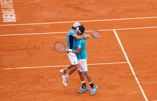 Carlos Berlocq (i) y Leonardo Mayer (d) celebran tras vencer a los italianos Fabio Fognini y Simone Bolelli en la Copa Davis. (EFE)