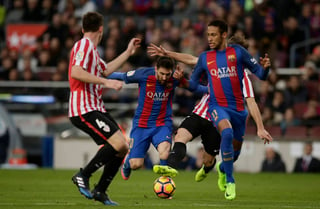 Lionel Messi y Neymar buscan pasar entre los defensores del Athletic de Bilbao, en el partido de ayer. (AP)