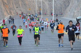 Con ascenso y descenso en medio de la Sierra de las Noas, todos los atletas desafiarán el singular recorrido al Sur de Torreón. Realizan carrera del 5 de febrero
