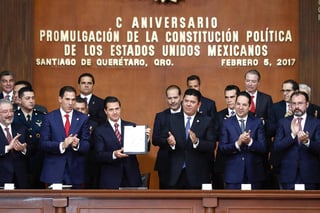 Celebran. El presidente Enrique Peña Nieto, acompañado de integrantes de su gabinete y de algunos gobernadores, encabezó la ceremonia conmemorativa por el cien aniversario de la promulgación de la Constitución, evento que se llevó a cabo en el Teatro de la República de la Ciudad de Querétaro.