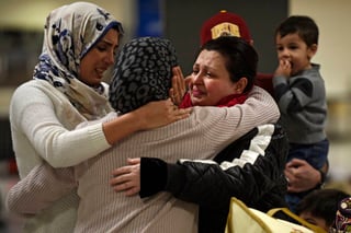Llegada. Miembros de una familia iraquí  de Woodbridge, Virginia, fue a recibir a la abuela que por fin pudo entrar a EU.