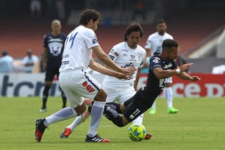 Byan Rabello (c) disputa el balón con el jugador de Pachuca Omar González (i) durante el partido de ayer. (EFE)