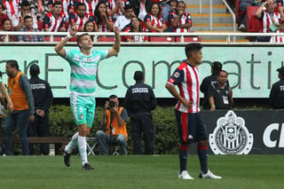 Julio Furch anotó su primer gol defendiendo los colores del Santos Laguna, ayer en el partido ante Chivas. (Fotografía de EFE)