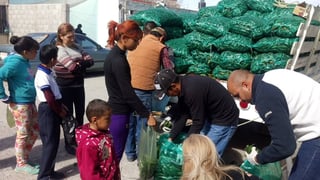 Entrega. El DIF municipal llevó chiles jalapeños a las familias gomezpalatinas. (GOBIERNO MUNICIPAL)