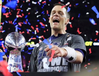 El mariscal de campo de Patriots de Nueva Inglaterra, Tom Brady, fue elegido como el Jugador Más Valioso del Súper Tazón LI, luego de ganar su quinto trofeo Vince Lombardi al vencer 34-28 a Halcones de Atlanta. (AP)